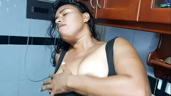 Mi madrastra se pone cachonda en la cocina. Qué rico coño tiene